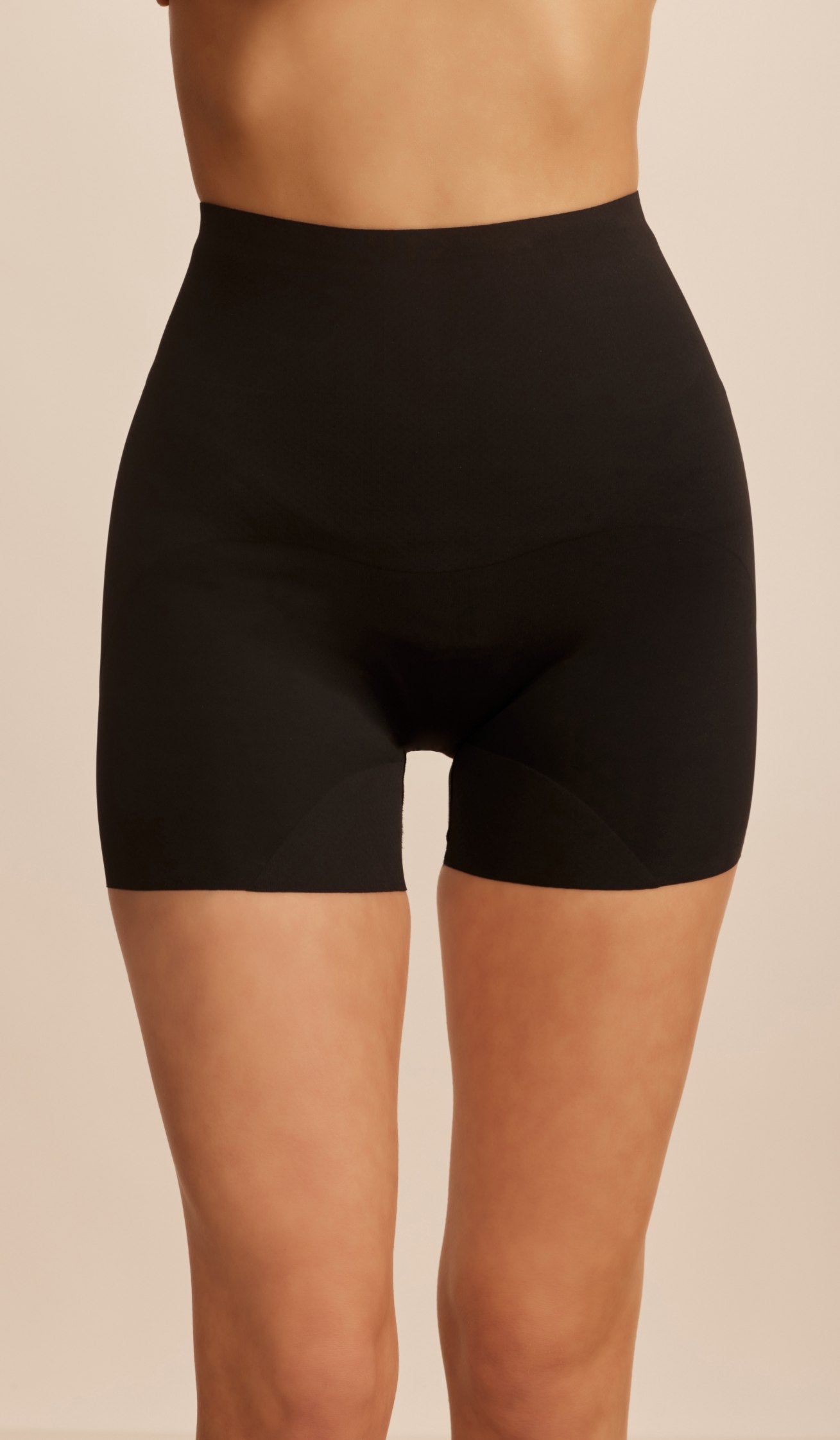 MID-RISE SCULPTING SHORTS - BLACK